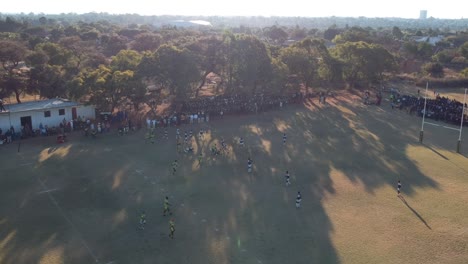 Una-Toma-Diagonal-De-Una-Jugada-De-Rugby-Entre-Dos-Equipos-De-Secundaria-Filmada-Al-Atardecer