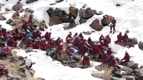 Instructor-De-Un-Instituto-De-Formación-De-Montañismo-Que-Da-Instrucciones-A-Los-Montañeros-Del-Himalaya-Antes-De-Que-Comiencen-A-Escalar-La-Cima-De-La-Montaña-Del-Himalaya.