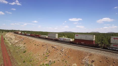 El-Motor-Del-Tren-Aéreo-Tira-De-Coloridos-Vagones-De-Carga-A-Lo-Largo-De-Las-Vías-Paralelas-Cerca-De-Williams,-Arizona