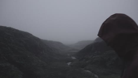 Silhouette-in-abandoned-icelandic-canyon-in-a-foggy,-moody,-dramatic-landscape