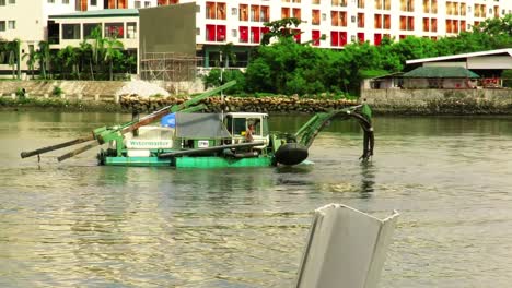 Bagger-Führen-Reinigungs--Und-Wartungsarbeiten-Am-Fluss-Iloilo,-Western-Visayas,-Philippinen,-Durch