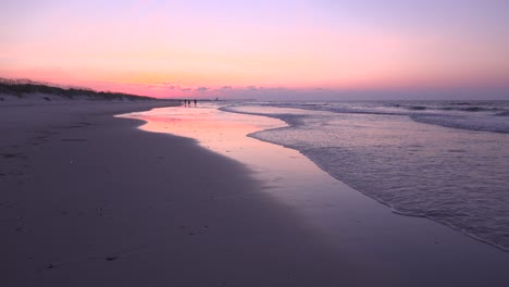 Amanecer-De-La-Mañana-Sobre-La-Marea-Entrante-Y-La-Playa