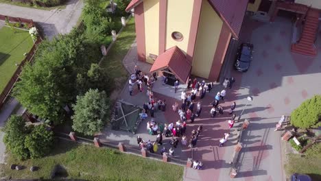 Toma-Aérea-De-Una-Ceremonia-De-Boda-En-Una-Pequeña-Iglesia-En-Un-Campo