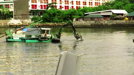 Bagger-Führen-Reinigungs--Und-Wartungsarbeiten-Am-Fluss-Iloilo,-Western-Visayas,-Philippinen,-Durch