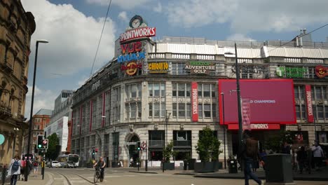 Printworks-Touristenattraktion-Im-Großraum-Manchester-Mit-Bussen-Und-Menschen,-Die-Am-Sonnigen-Sommertag-Vorbeigehen,-Wahrzeichen-Der-Stadt-4k-25p