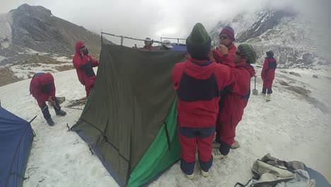 Montaje-De-Carpas-Por-Montañeros-Del-Himalaya-Para-Su-Estadía-En-Los-Picos-Nevados-Del-Alto-Himalaya