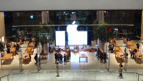 Bangkok,-Tailandia---30-De-Julio-De-2019:-Mucha-Gente-Visita-La-Primera-Tienda-Oficial-De-Apple-En-Tailandia,-Que-Abre-En-El-Centro-Comercial-Iconsiam-Ubicado-Junto-Al-Río-Chao-Phraya-En-Bangkok