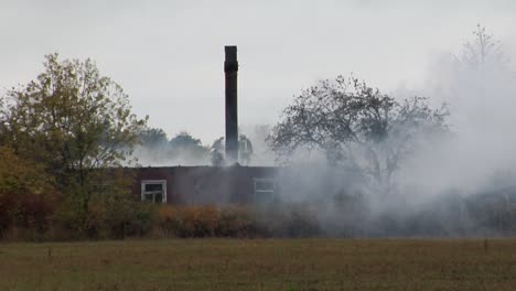 Feuerwehrleute-Richten-Wasserstrahl-Auf-Brennendes-Haus