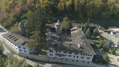 Descripción-Aérea-De-Un-Gran-Monasterio-En-Bulgaria-En-Medio-De-Las-Montañas-De-Los-Balcanes