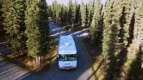 Aéreo,-Creciente,-Tiro-De-Drone,-De-Una-Autocaravana,-Conduciendo-Por-Una-Carretera-Rodeada-De-Bosque-De-Abetos,-Cerca-Del-Lago-Johnson,-En-La-Península-De-Kenai-De-Alaska,-Estados-Unidos-De-América