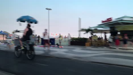 Reisen-Entlang-Der-Küste-Von-Rio-De-Janeiro-Mit-Uber,-Menschen,-Sandburgen-Am-Strand-Und-Volleyball