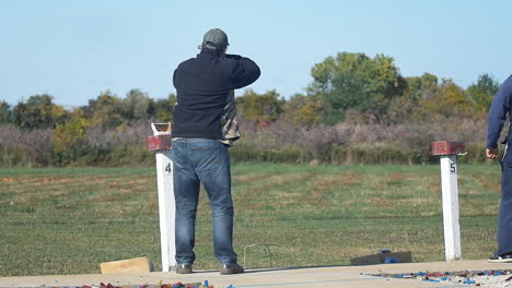 Practicando-En-Un-Campo-De-Tiro,-Un-Hombre-Apuntando-Con-Un-Rifle,-Disparando-Una-Ronda