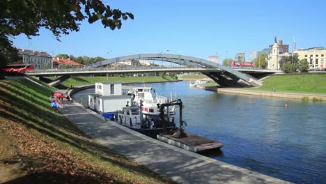 Puente-King-Mindaugas-A-Través-Del-Río-Neris-En-La-Ciudad-De-Vilnius,-Lituania