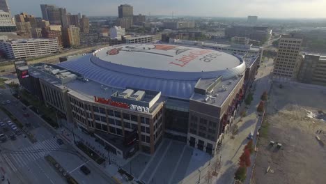 Drohnenaufnahmen-Steigen-über-Der-Little-Caesars-Arena-Auf