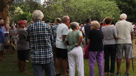 Un-Grupo-De-Personas-Mayores-Que-Se-Consuelan-Mutuamente-En-Una-Protesta-Local