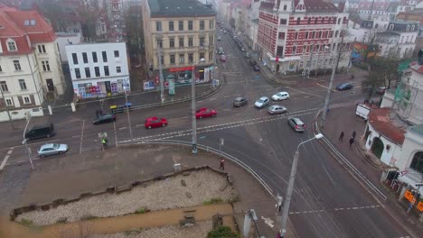 Tráfico-En-Una-Encrucijada-En-Leipzig,-Alemania-En-Un-Día-Brumoso