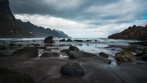 Playa-De-Taganana-Con-Hermosas-Rocas-Y-Arena-Negra-En-Tenerife,-Islas-Canarias