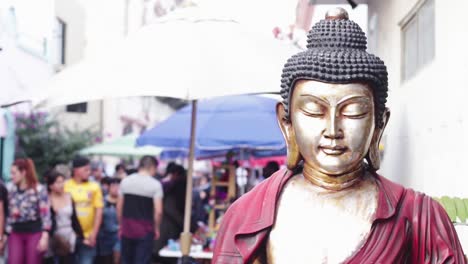 Estatua-De-Buda-En-Un-Mercado