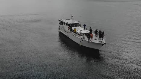 Gente-Pescando-En-Un-Barco-De-Crucero-Anclado-En-La-Bahía-En-Los-Sonidos-De-Marlborough,-Nueva-Zelanda