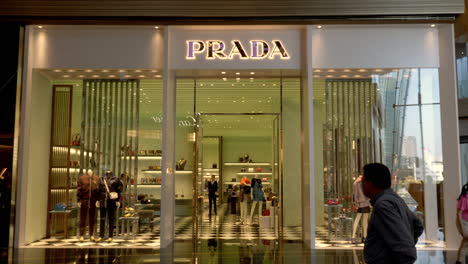 Käufer---Touristen,-Die-Vor-Dem-Prada-Schaufenster-Im-Luxus-Einkaufszentrum-Icon-Siam,-Bangkok,-Thailand-Vorbeigehen