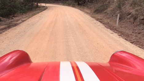 Un-Viaje-A-Lo-Largo-De-Un-Camino-De-Tierra-En-Victoria-Australia-En-Un-Porsche-Targa-Que-Se-Ha-Configurado-Para-Rally