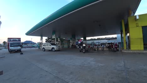 Gasolinera-Petronas-Durante-El-Día-En-Malasia