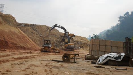 Maquinaria-Pesada-Haciendo-La-Limpieza-Del-Sitio-De-Movimiento-De-Tierras-En-El-Sitio-De-Construcción