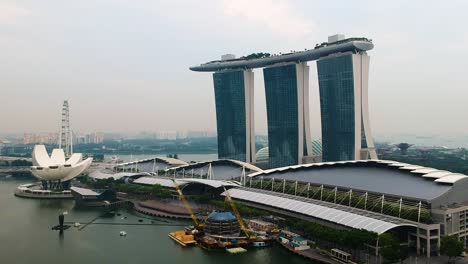 Aerial-establishing-shot-of-Marina-Bay-Sands-Hotel-and-Art-Science-Museum,-Singapore