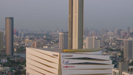 Vista-Inclinada-Hacia-Arriba-A-Través-Del-Horizonte-Del-Centro-De-La-Ciudad-De-Bangkok-Nuevo-Icono-Del-Centro-Comercial-Siam-Hasta-La-Parte-Superior-De-La-Torre