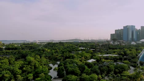 Imágenes-Aéreas-Del-Paisaje-Urbano-De-Singapur-Alrededor-De-Marina-Bay-Sands-Y-Jardines-Junto-A-La-Bahía