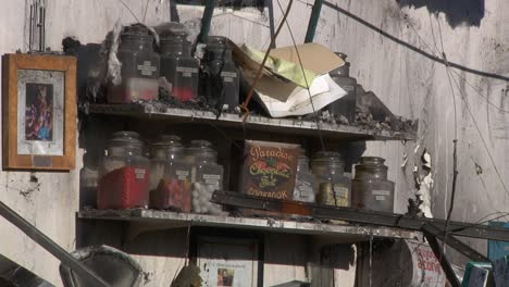 Libro-De-Cocina-Después-Del-Incendio-Del-Campamento-Intacto-Entre-La-Devastación