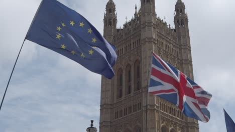 Las-Banderas-De-La-Unión-Europea-Y-El-Reino-Unido-Se-Mecen-En-El-Viento-Fuera-De-Las-Casas-Del-Parlamento