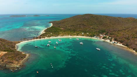 Yates-Y-Veleros-Anclados-En-La-Increíble-Bahía-De-Silbato-De-Sal,-Isla-Mayreau-St-Vincent