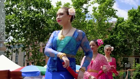 Three-thai-girls-dancing-in-a-exhibition-in-Barcelona