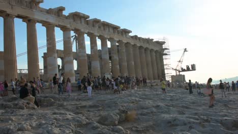 Touristen-Genießen-Den-Parthenon-Tempel-Auf-Dem-Akropolis-Hügel,-Athen,-Griechenland