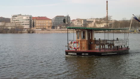 Eine-Alte-Flussfähre-Fährt-In-Zeitlupe-Vorbei,-Während-Eine-Tschechische-Flagge-Im-Wind-Weht