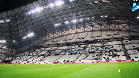 Una-Toma-Panorámica-Desde-El-Campo-Del-Estadio-Vélodrome,-En-Marsella,-Justo-Antes-Del-Partido-De-Fútbol-Entre-El-Olympique-De-Marseille-Y-Lille