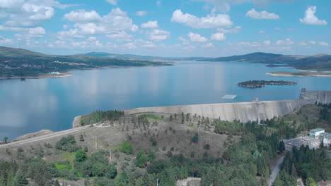 Vista-Aérea-De-Barragem-Do-Alto-Rrabagão-Y-Los-Pueblos-De-Los-Alrededores-En-El-Norte-De-Portugal