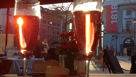 Festliche-Blasen-Steigen-Im-Sekt-Auf,-Tapas-Bar-In-Madrid,-Zeitlupe