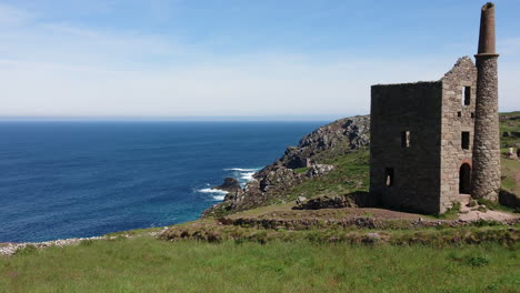 Touristen-Am-Berühmten-Standort-Der-Zinn--Und-Kupfermine-Poldark,-Bekannt-Als-Wheal-Leisure