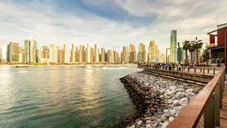 Este-Es-Un-Video-De-Lapso-De-Tiempo-De-4k-Del-Jbr-Y-El-Horizonte-Del-Puerto-Deportivo-De-Dubai-Tomado-De-La-Isla-De-Aguas-Azules