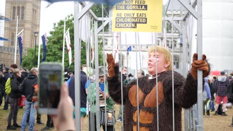 Manifestante-De-Donald-Trump-Disfrazado-De-Gorila-Con-Mascarilla,-En-Una-Jaula,-En-La-Protesta-Juntos-Contra-Trump-En-El-Centro-De-Londres-Durante-La-Visita-De-Trump-Al-Reino-Unido