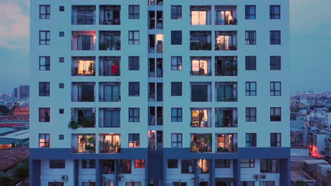 Amplia-Toma-De-Seguimiento-Del-Exterior-De-Un-Moderno-Edificio-De-Apartamentos-De-25-Niveles-Que-Tiene-Una-Vista-De-La-Vida-De-Las-Personas