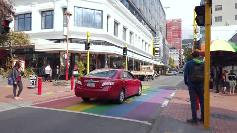 Inclinar-Hacia-Arriba-Mostrando-El-Cruce-De-La-Calle-Cuba-Con-Colores-De-Apoyo-Lgbt