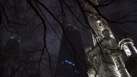 John-Hancock-Center-Y-El-Antiguo-Palacio-De-La-Torre-De-Agua-En-Chicago-Durante-Una-Noche-De-Invierno-4k