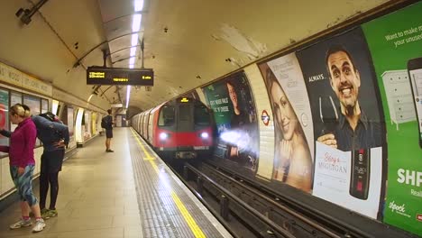 Tren-Que-Llega-A-La-Plataforma-De-La-Estación-De-Metro-De-Londres-De-St-Johns-Wood