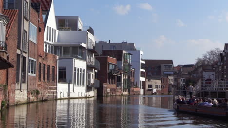 Turismo-En-El-Río-Interior-De-La-Ciudad-Con-Un-Barco-Turístico,-Río-Dijle