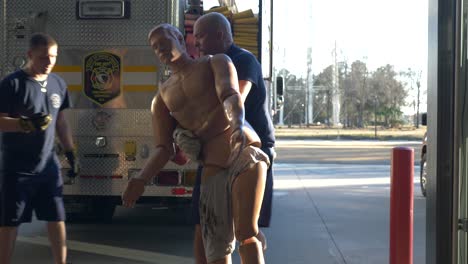 Bombero-Lleva-Un-Maniquí-Humano-Durante-El-Entrenamiento-De-Extinción-De-Incendios