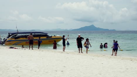 Reisende-Reisen-Mit-Dem-Boot-Auf-Die-Insel,-Um-Die-Schönheit-Und-Das-Sonnenbaden-Am-Strand-Mit-Einem-Langen-Strand-Zu-Sehen,-Der-Zum-Schwimmen-In-Krabi-In-Thailand-Geeignet-Ist