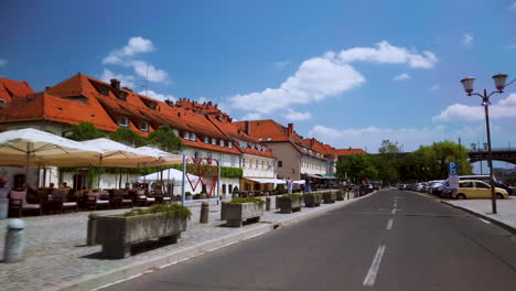 Conduciendo-A-Través-De-Cuaresma,-El-Popular-Paseo-Marítimo-De-Maribor,-Eslovenia,-Con-Cafés-Y-Bares